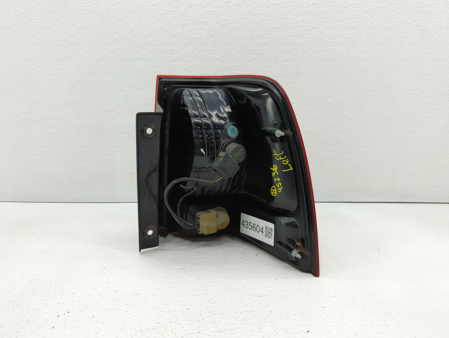 2005 Ford Expedition Tail Light Assembly Driver Left OEM P/N:2LIX-13B505-A Fits OEM Used Auto Parts - Oemusedautoparts1.com