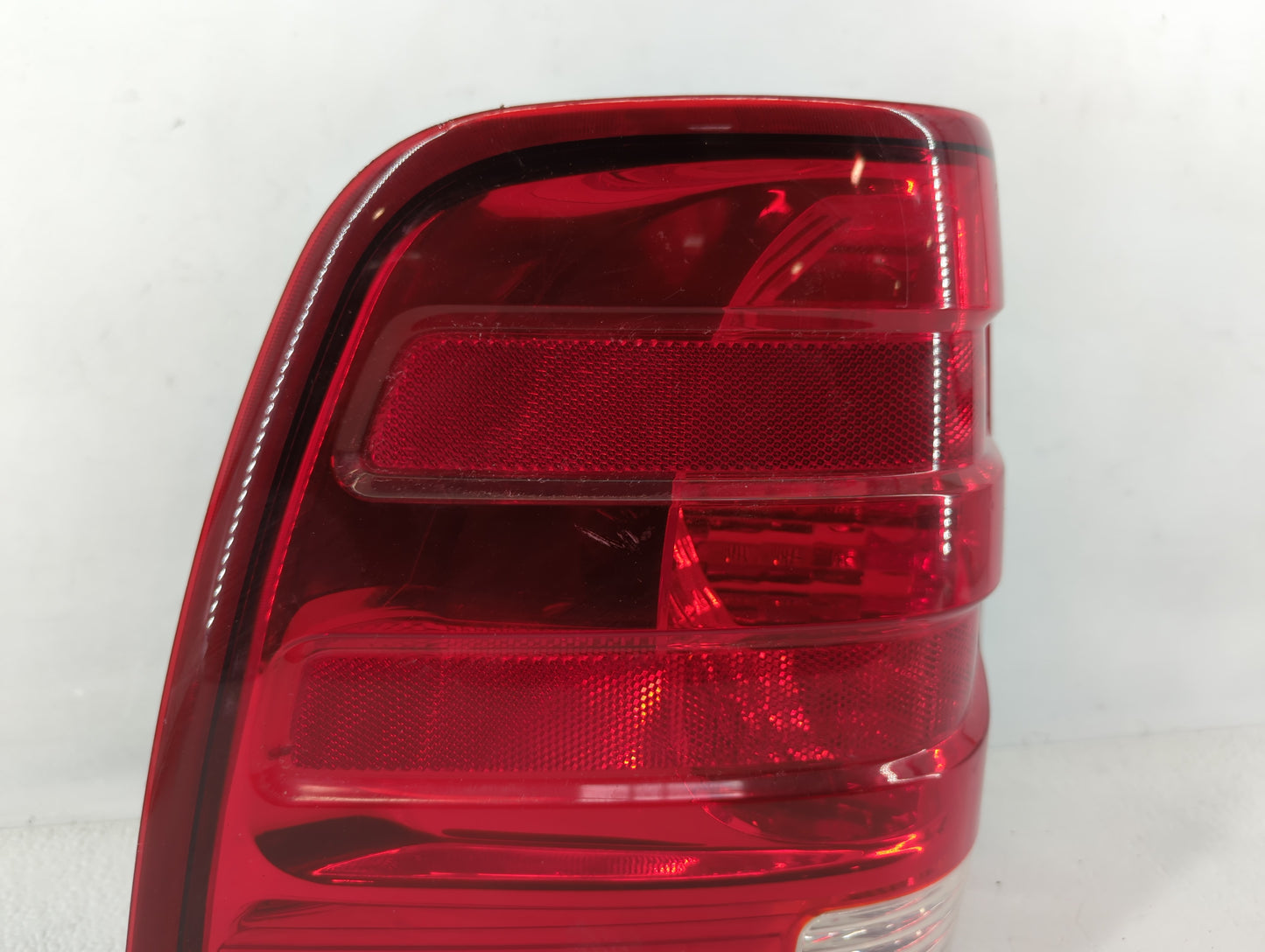 2005 Ford Expedition Tail Light Assembly Driver Left OEM P/N:44ZH-1577A Fits OEM Used Auto Parts - Oemusedautoparts1.com