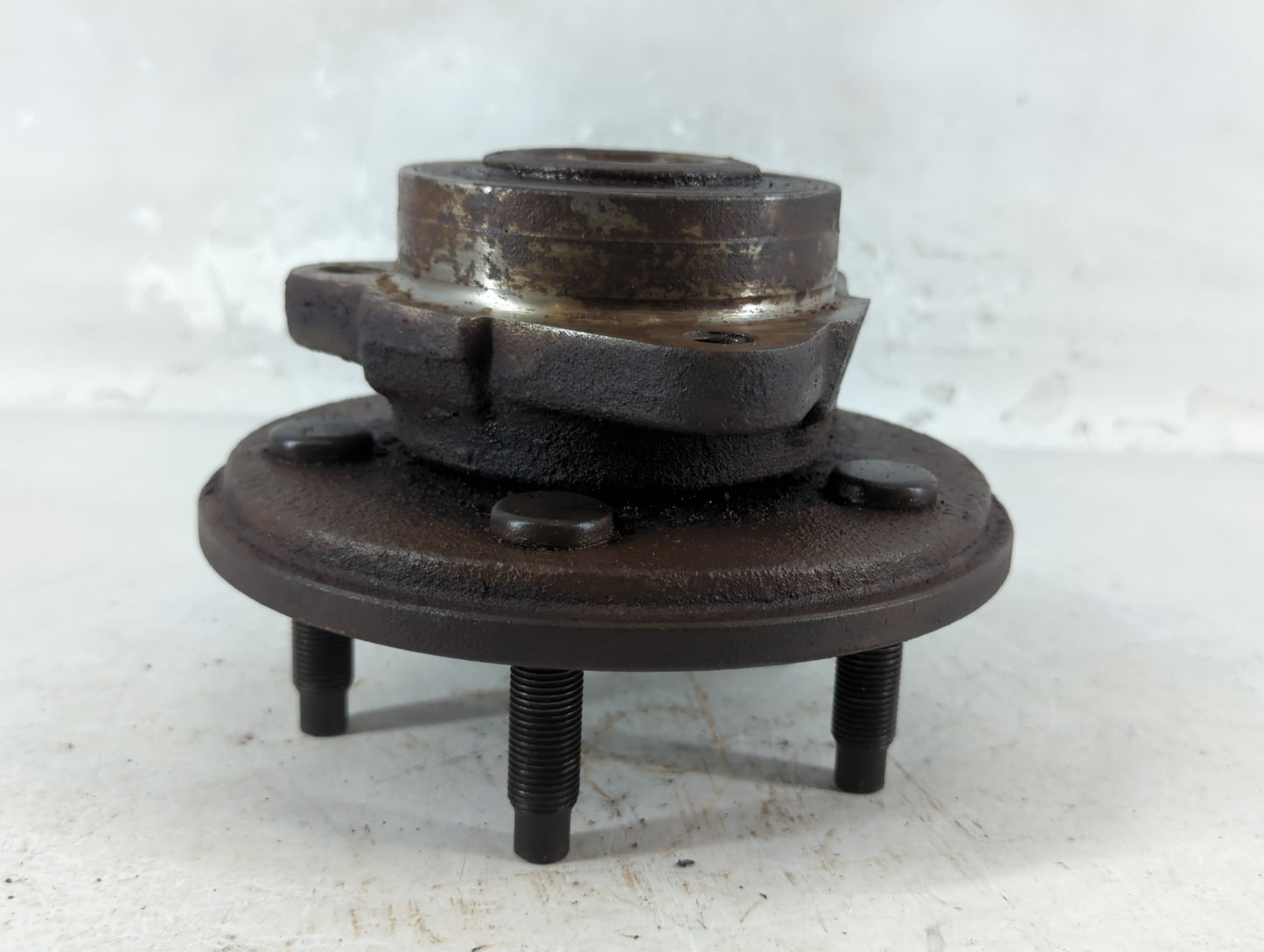 2002-2005 Ford Explorer Driver Front Wheel Hub Oem 1049940 - Oemusedautoparts1.com