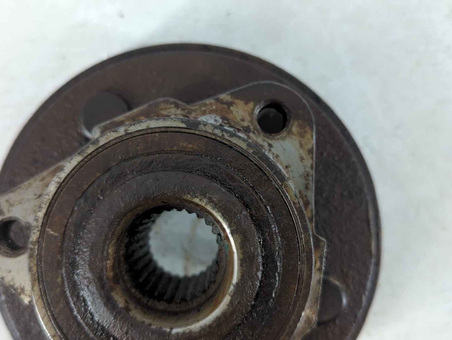 2002-2005 Ford Explorer Driver Front Wheel Hub Oem 1049940 - Oemusedautoparts1.com