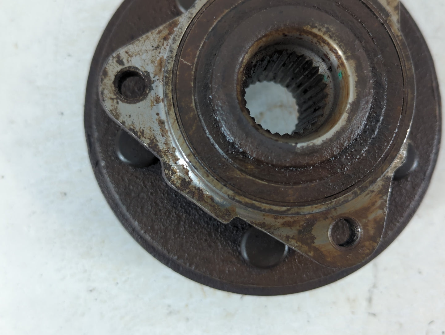 2002-2005 Ford Explorer Driver Front Wheel Hub Oem 1049940 - Oemusedautoparts1.com