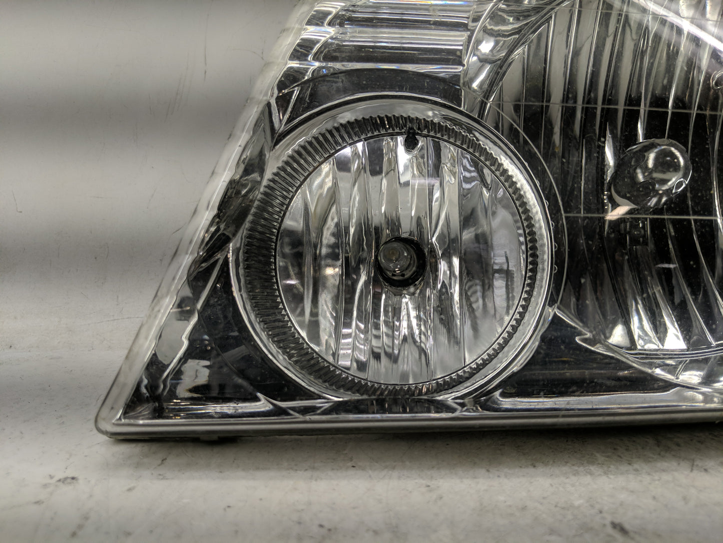 2002-2005 Ford Explorer Driver Left Oem Head Light Headlight Lamp - Oemusedautoparts1.com