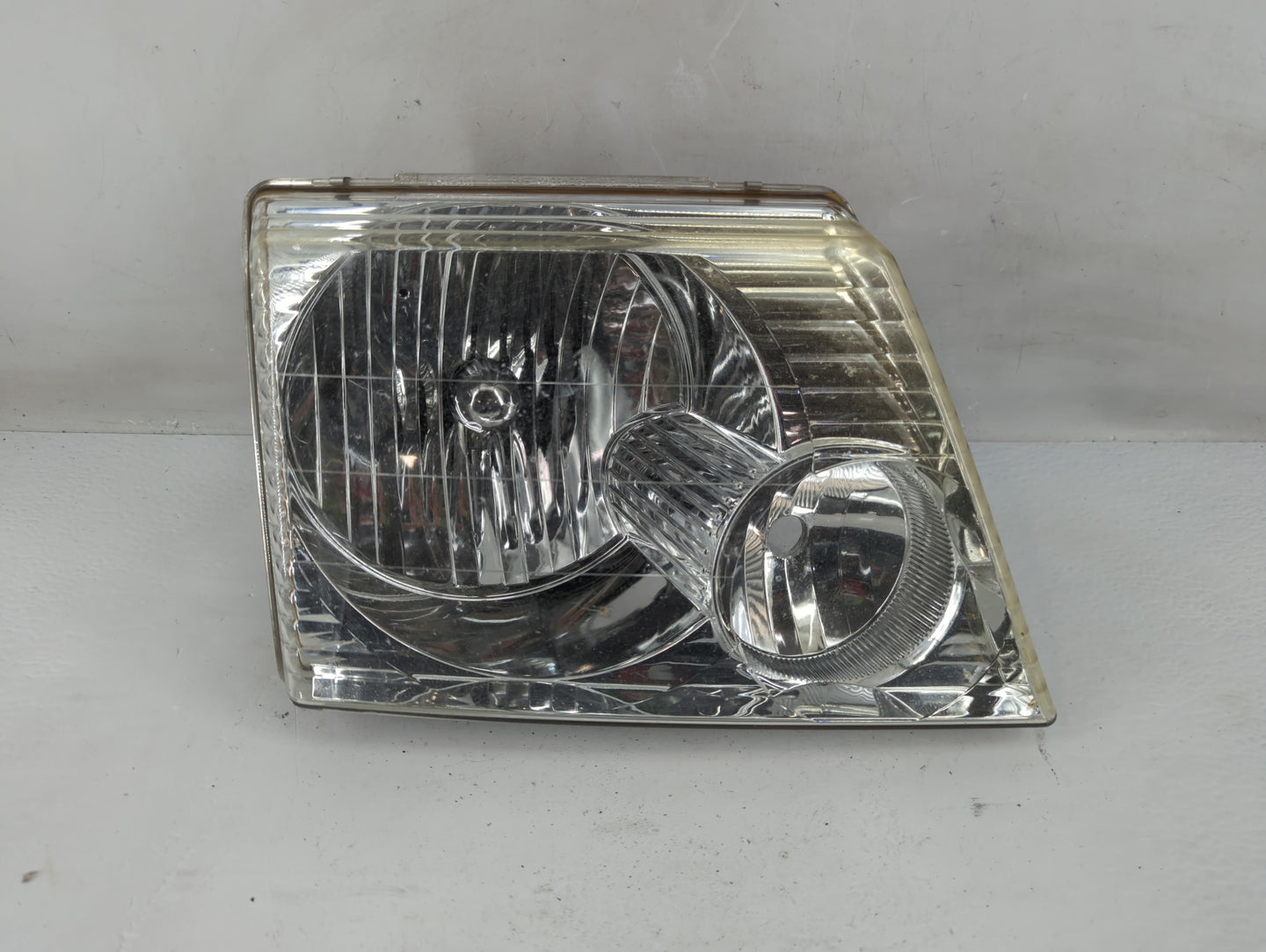 2002-2005 Ford Explorer Passenger Right Oem Head Light Headlight Lamp - Oemusedautoparts1.com