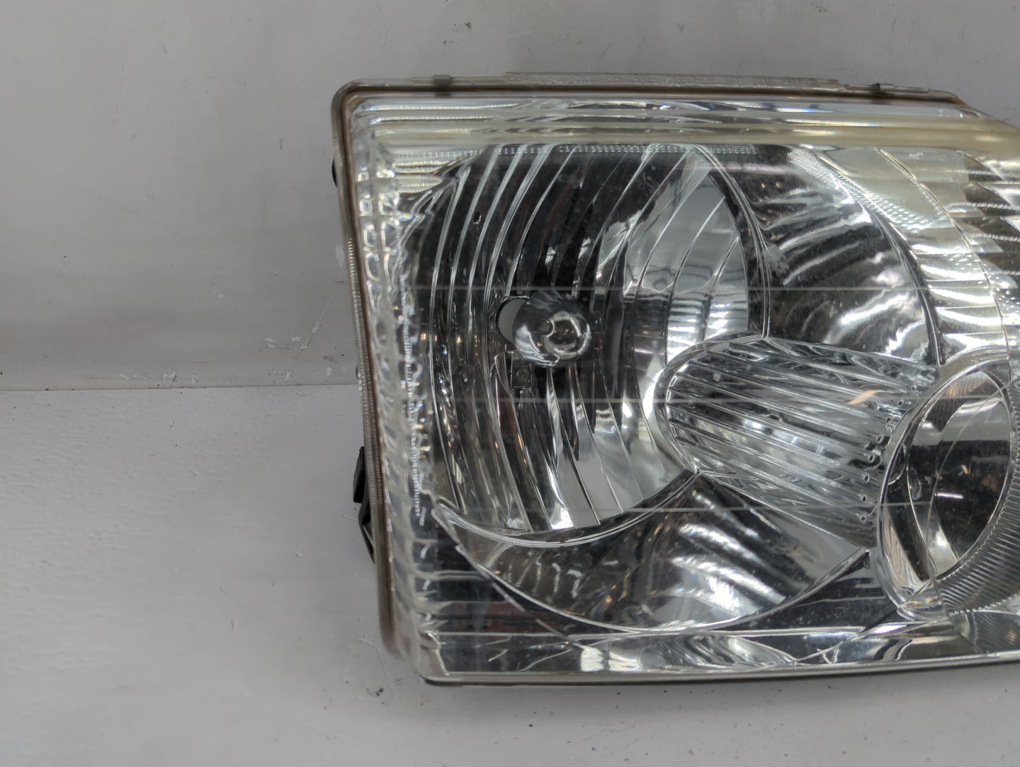 2002-2005 Ford Explorer Passenger Right Oem Head Light Headlight Lamp - Oemusedautoparts1.com