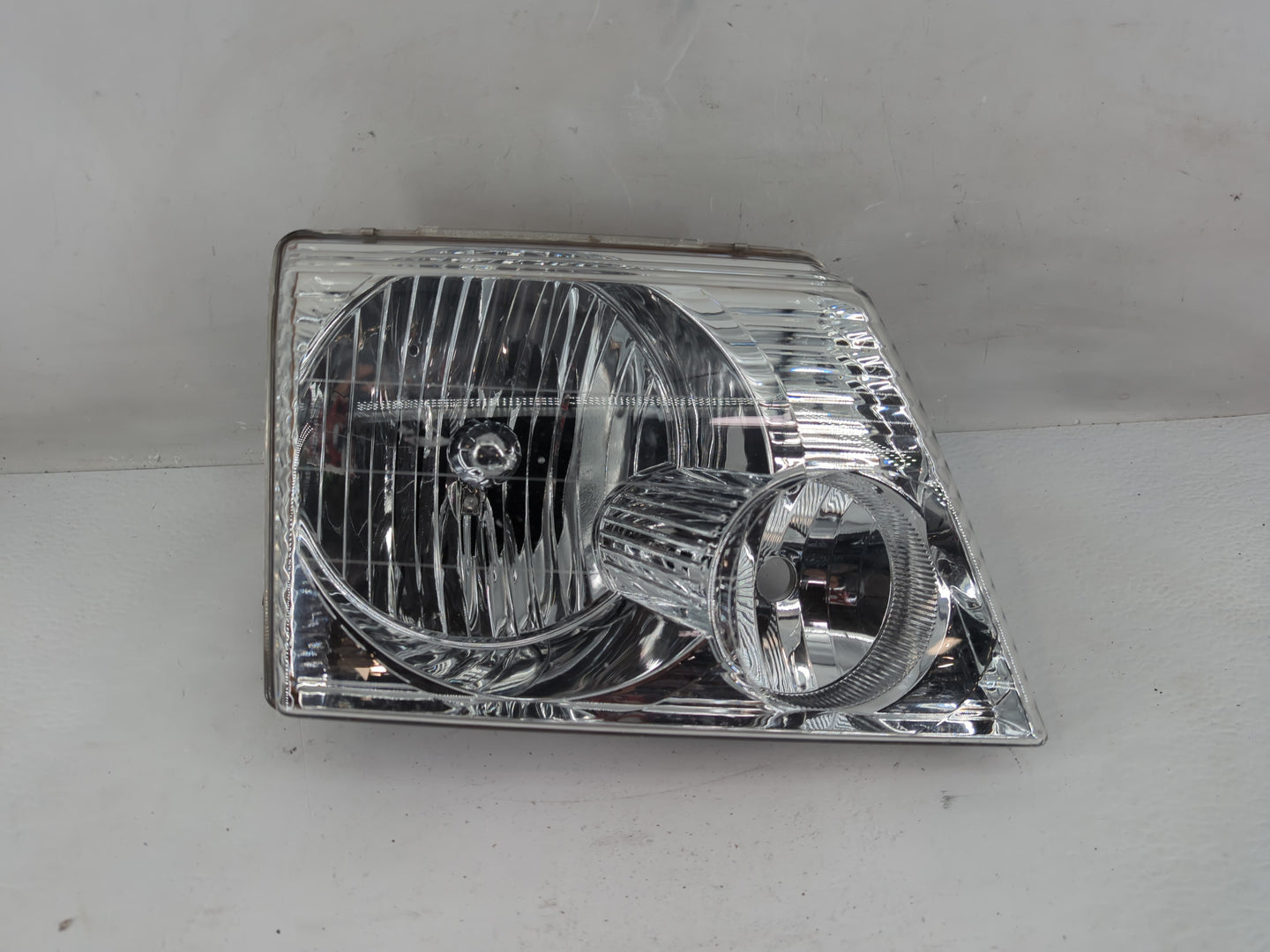 2002-2005 Ford Explorer Passenger Right Oem Head Light Headlight Lamp - Oemusedautoparts1.com