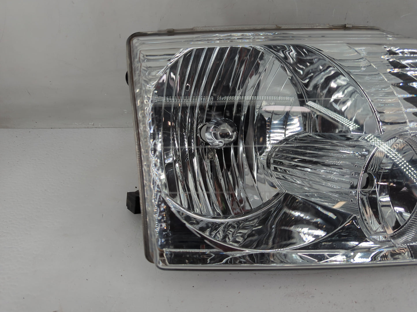 2002-2005 Ford Explorer Passenger Right Oem Head Light Headlight Lamp - Oemusedautoparts1.com