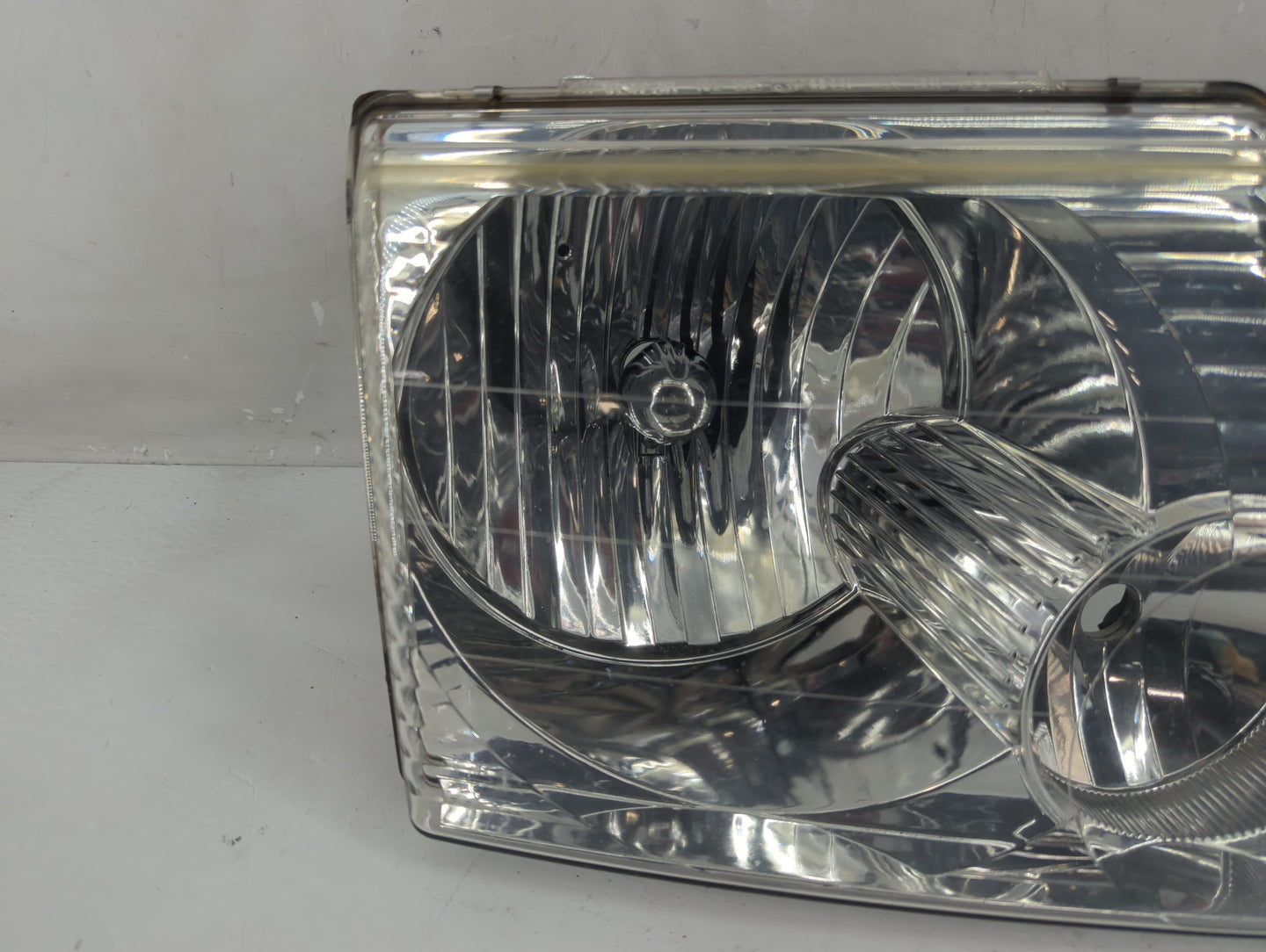 2002-2005 Ford Explorer Passenger Right Oem Head Light Headlight Lamp - Oemusedautoparts1.com