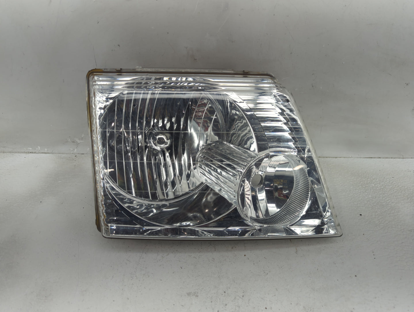 2002-2005 Ford Explorer Passenger Right Oem Head Light Headlight Lamp - Oemusedautoparts1.com