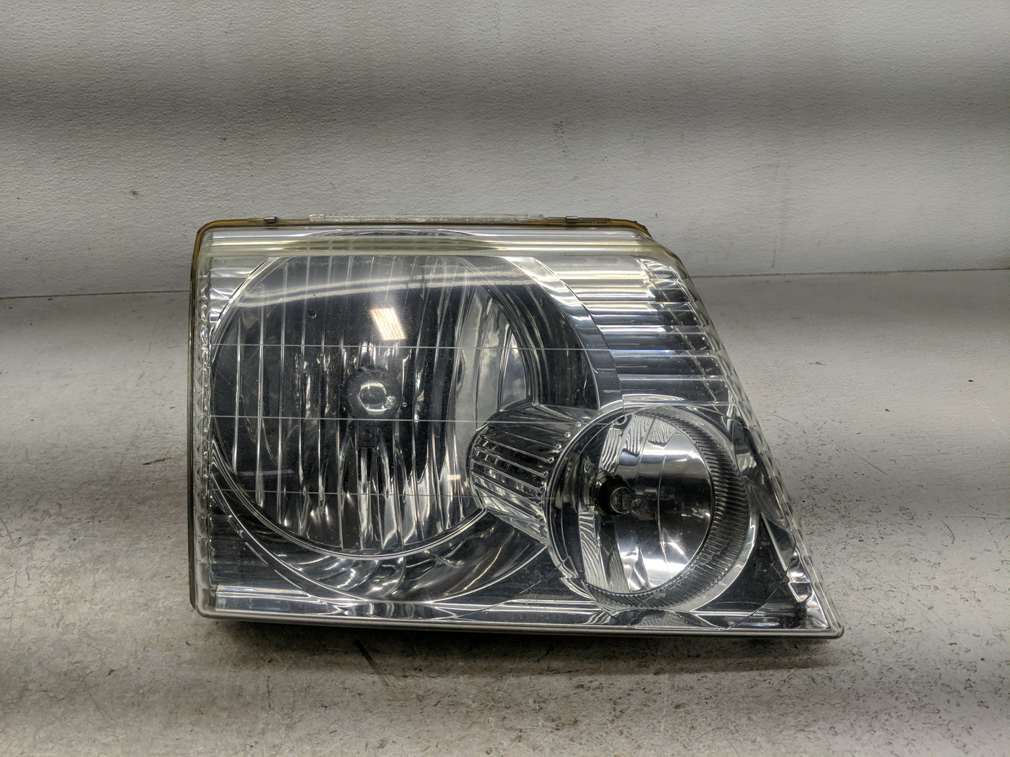 2002-2005 Ford Explorer Passenger Right Oem Head Light Headlight Lamp - Oemusedautoparts1.com