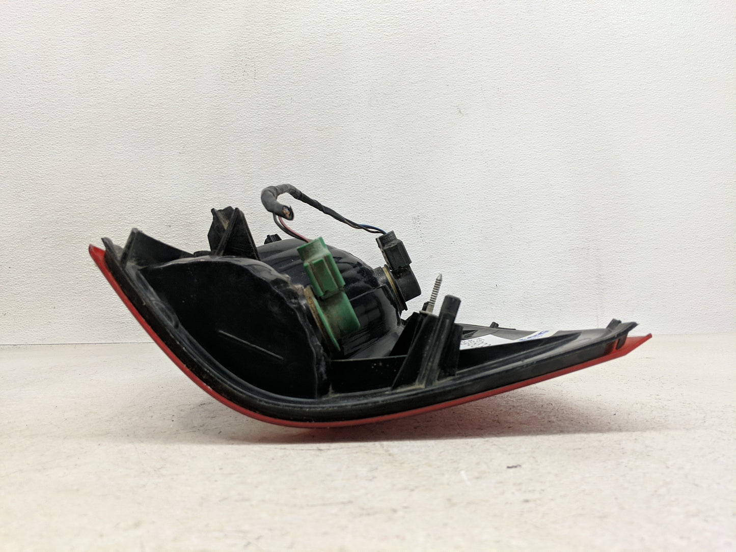 2002-2005 Ford Explorer Tail Light Assembly Driver Left OEM P/N:1L2X-138505-B Fits Fits 2002 2003 2004 2005 OEM Used Auto Pa