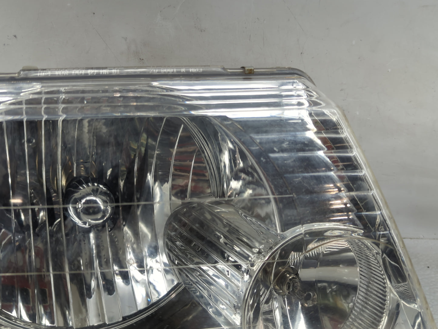 2002-2005 Ford Explorer Passenger Right Oem Head Light Headlight Lamp - Oemusedautoparts1.com