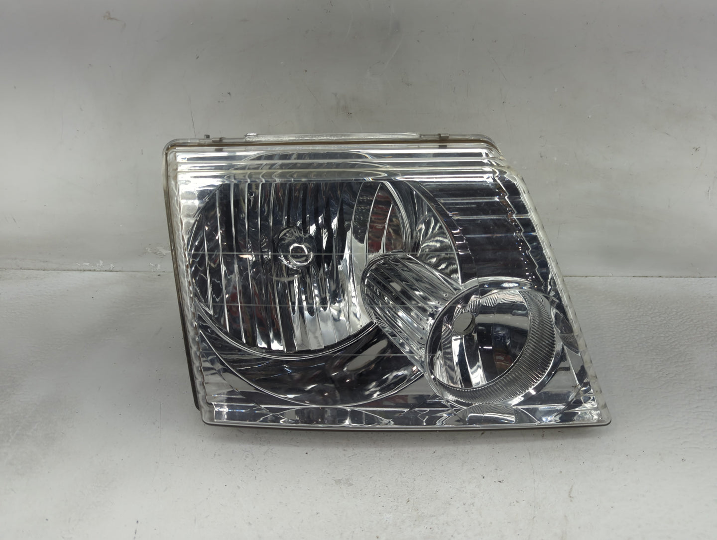 2002-2005 Ford Explorer Passenger Right Oem Head Light Headlight Lamp - Oemusedautoparts1.com