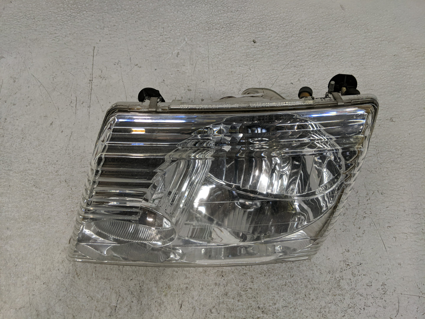 2002-2005 Ford Explorer Driver Left Oem Head Light Headlight Lamp - Oemusedautoparts1.com