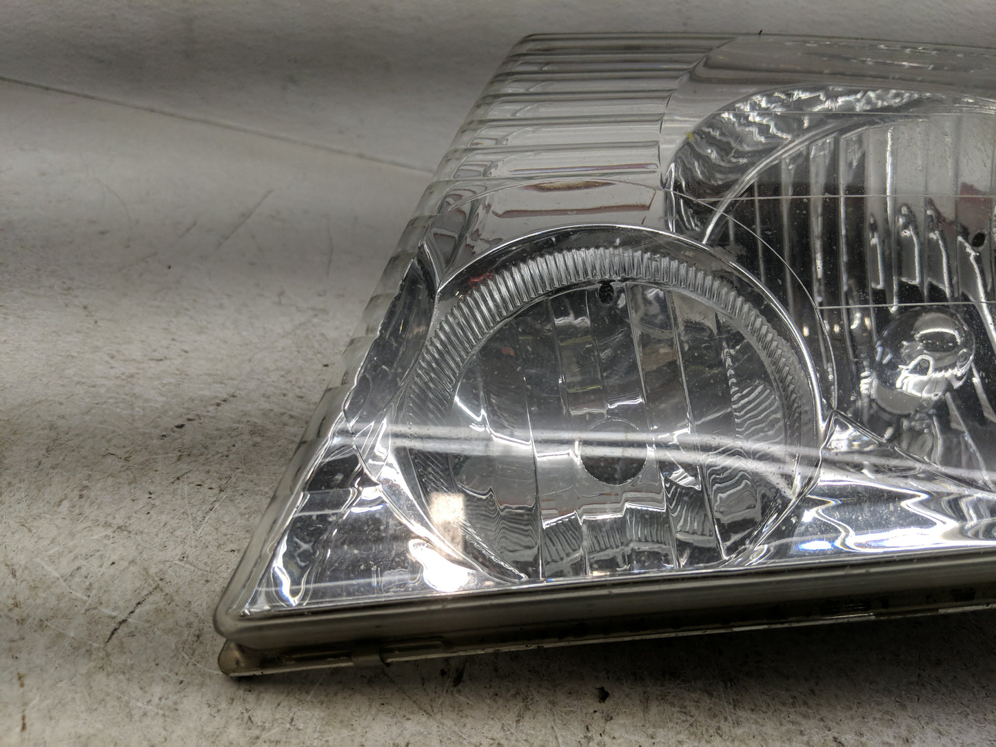 2002-2005 Ford Explorer Driver Left Oem Head Light Headlight Lamp - Oemusedautoparts1.com