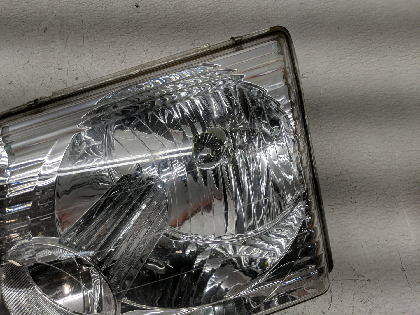 2002-2005 Ford Explorer Driver Left Oem Head Light Headlight Lamp - Oemusedautoparts1.com