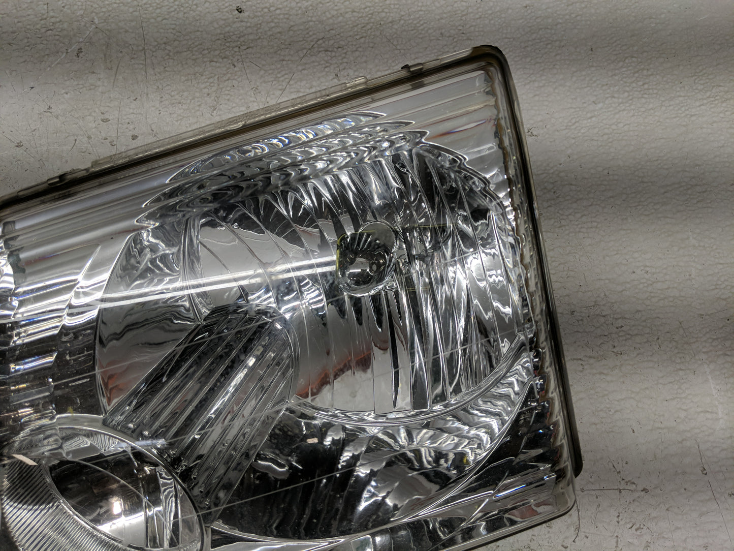 2002-2005 Ford Explorer Driver Left Oem Head Light Headlight Lamp - Oemusedautoparts1.com