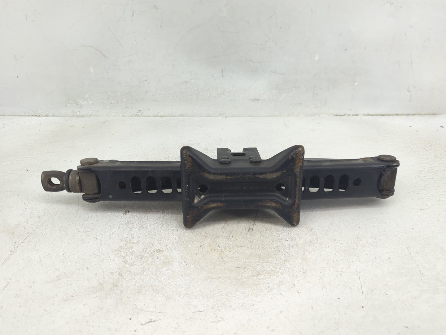 2005 Ford Explorer Spare Scissor Car Jack 1390166 - Oemusedautoparts1.com