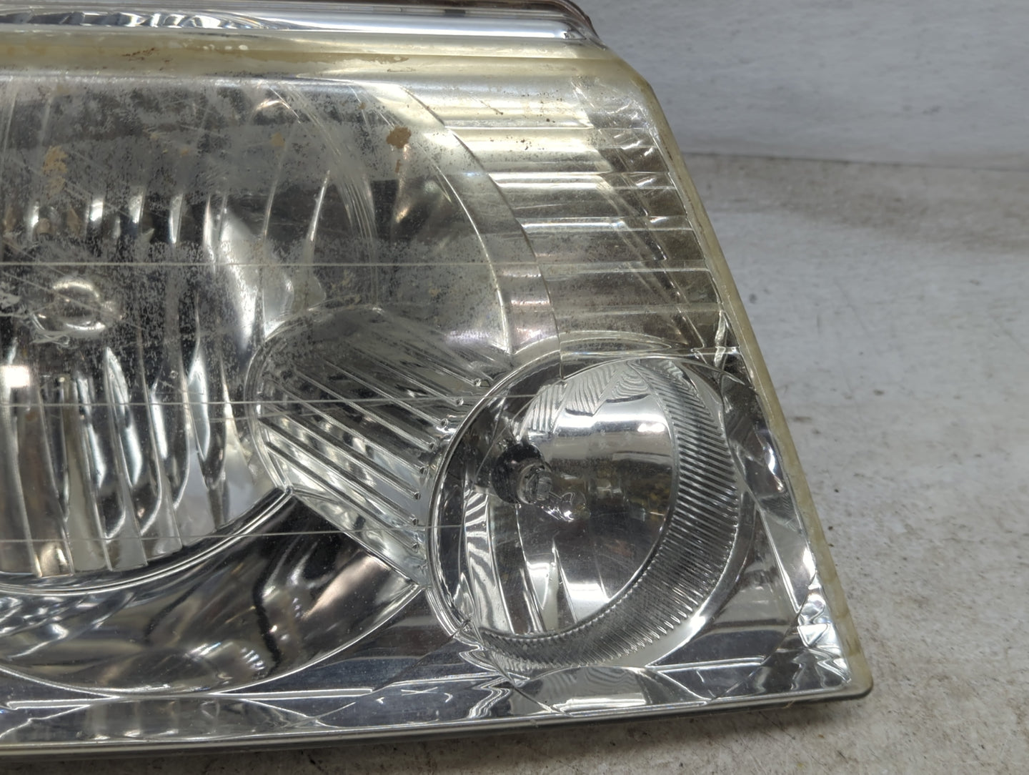 2002-2005 Ford Explorer Passenger Right Oem Head Light Headlight Lamp - Oemusedautoparts1.com
