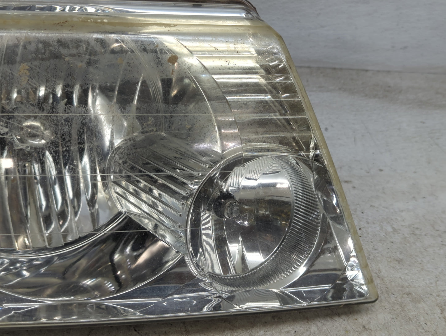 2002-2005 Ford Explorer Passenger Right Oem Head Light Headlight Lamp - Oemusedautoparts1.com