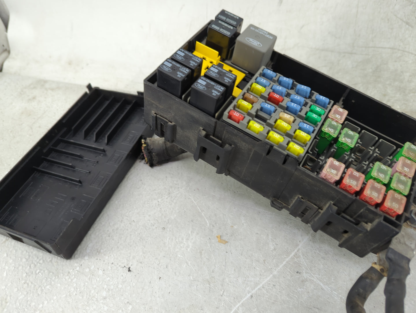 2002-2010 Ford Explorer Fusebox Fuse Box Panel Relay Module P/N:9L2T-14390-AKD 9L2T14390AKD Fits OEM Used Auto Parts - Oemus