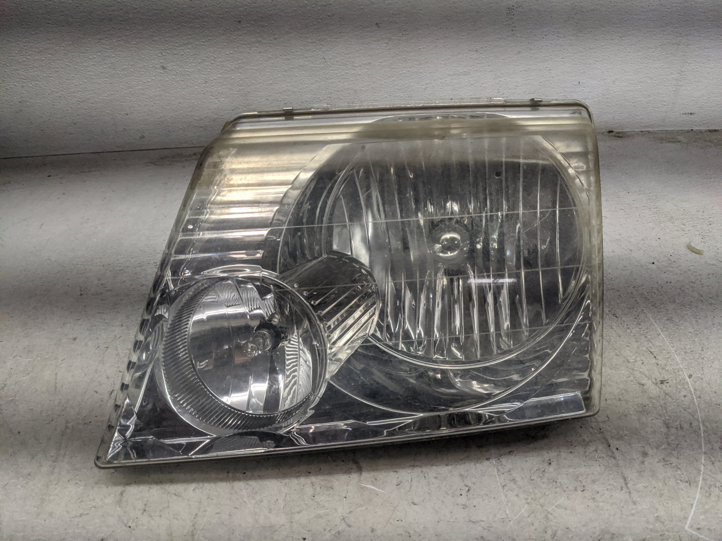 2002-2005 Ford Explorer Driver Left Oem Head Light Headlight Lamp 1463001 - Oemusedautoparts1.com