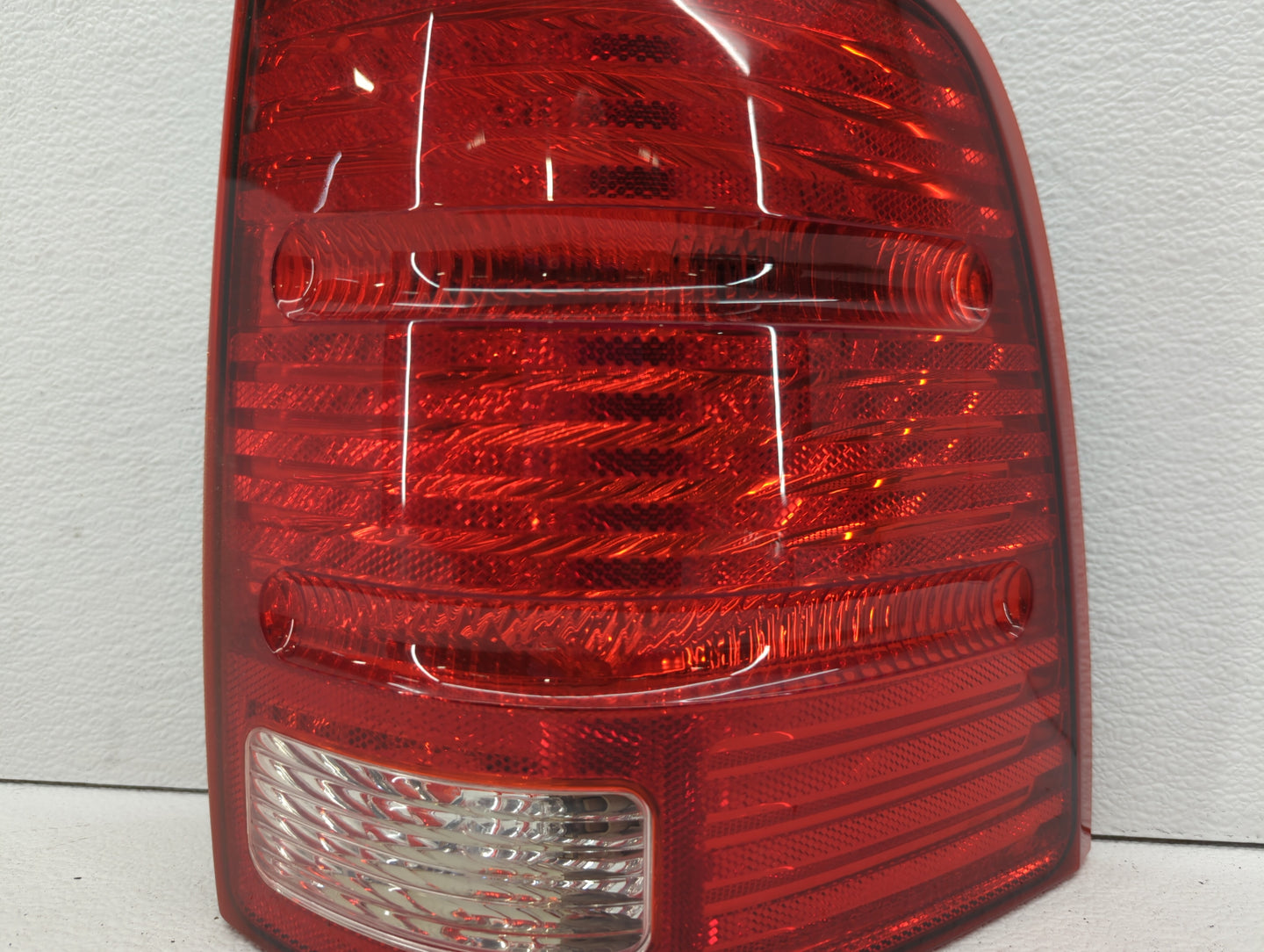 2002-2005 Ford Explorer Tail Light Assembly Passenger Right OEM P/N:5480780 1L2X-13B504-B Fits Fits 2002 2003 2004 2005 OEM 