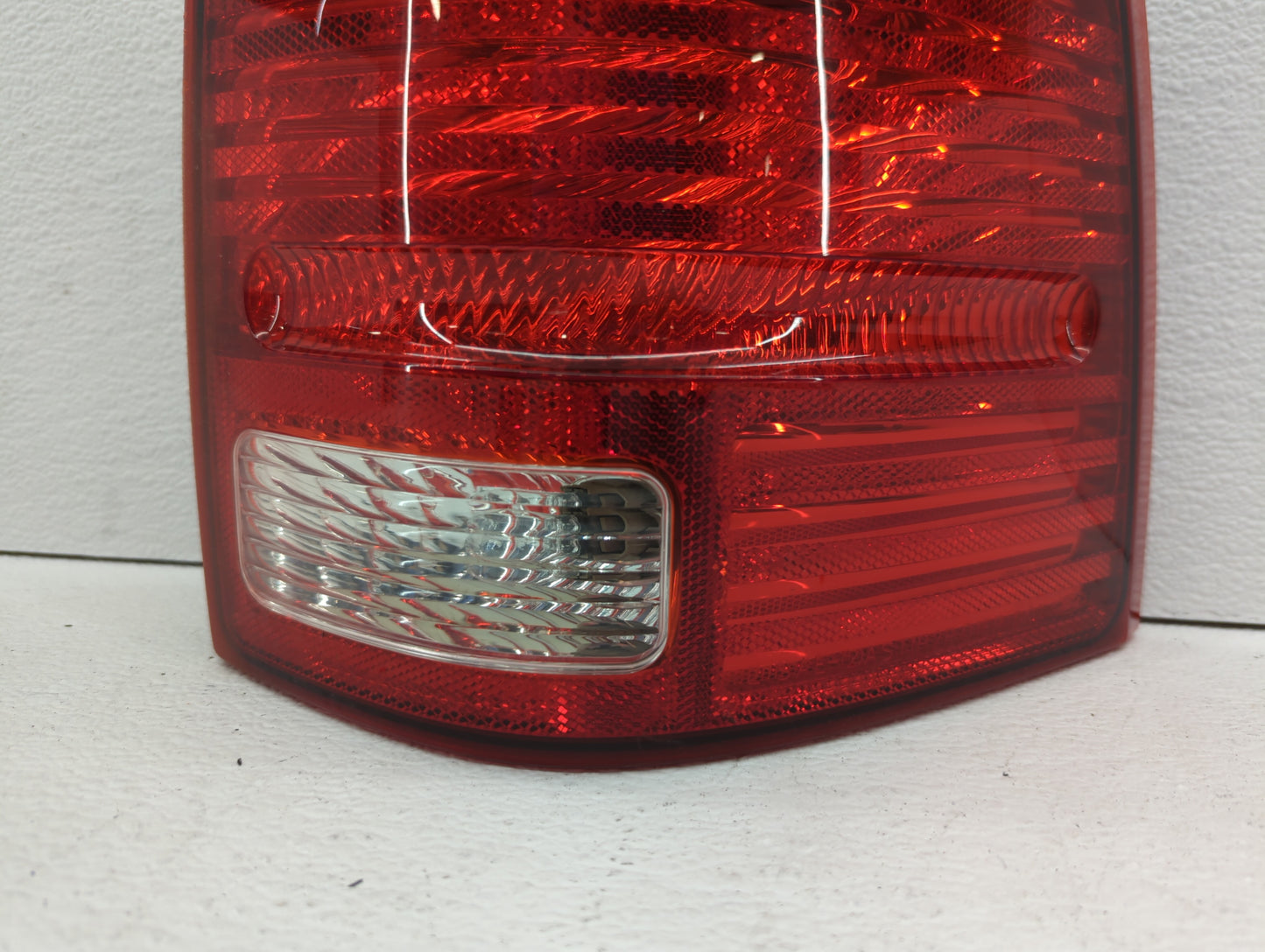 2002-2005 Ford Explorer Tail Light Assembly Passenger Right OEM P/N:5480780 1L2X-13B504-B Fits Fits 2002 2003 2004 2005 OEM 