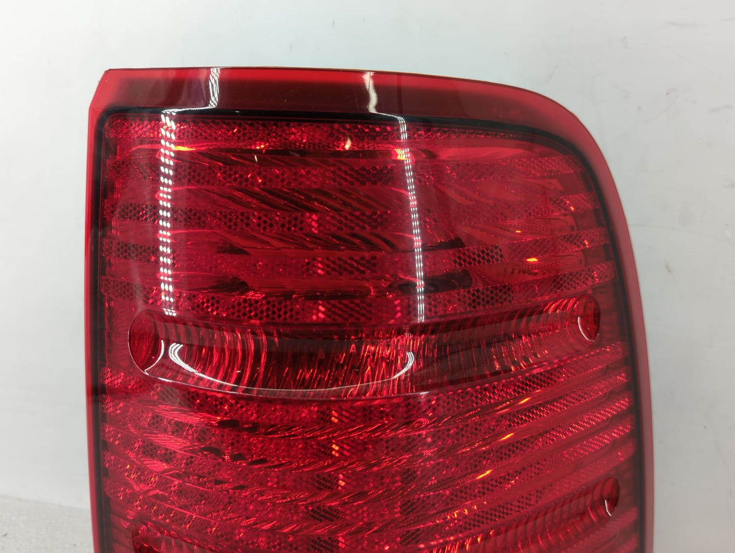 2002-2005 Ford Explorer Tail Light Assembly Passenger Right OEM P/N:5480780 1L2X-13B504-B Fits Fits 2002 2003 2004 2005 OEM 