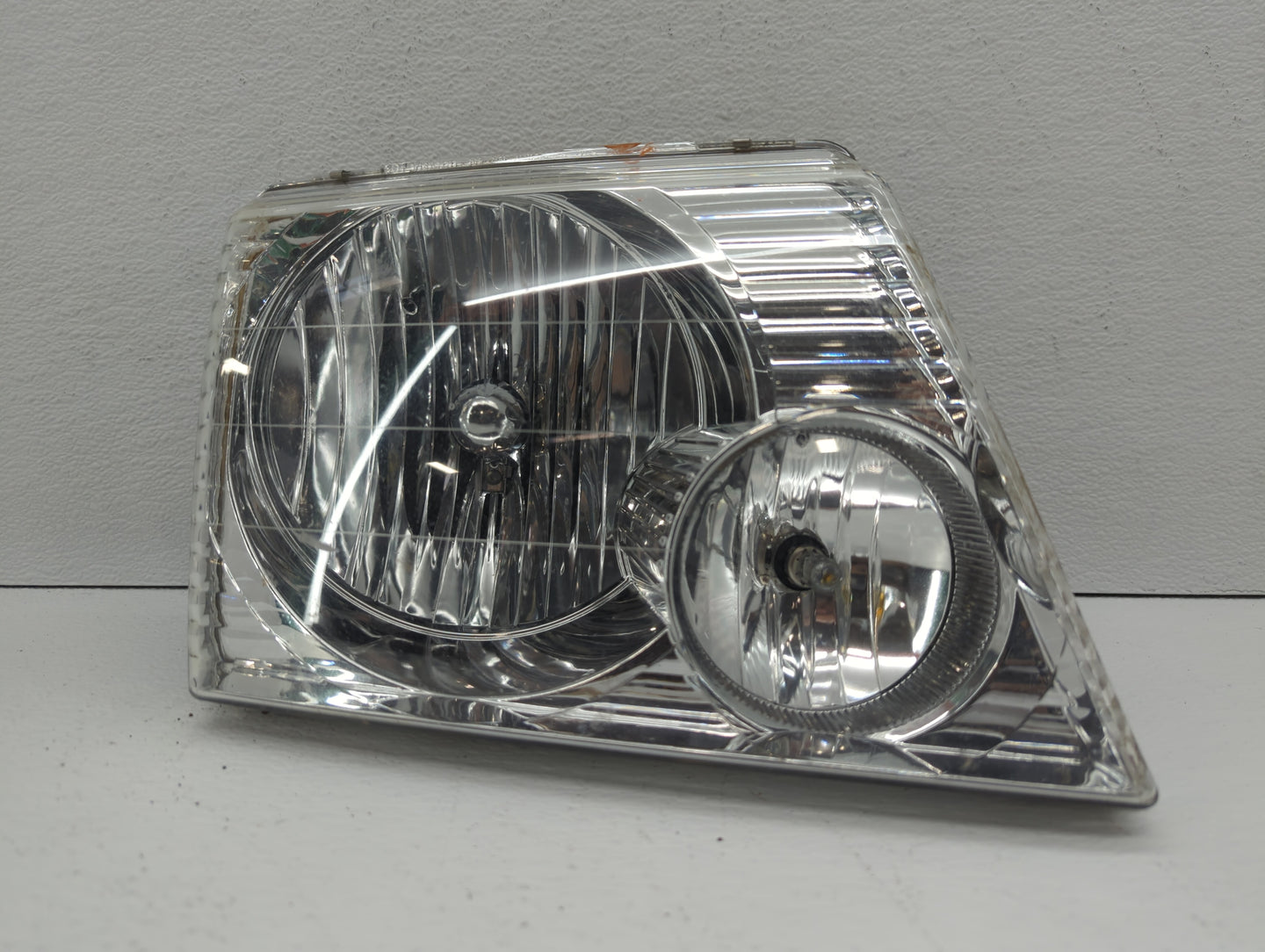 2002-2005 Ford Explorer Passenger Right Oem Head Light Headlight Lamp - Oemusedautoparts1.com