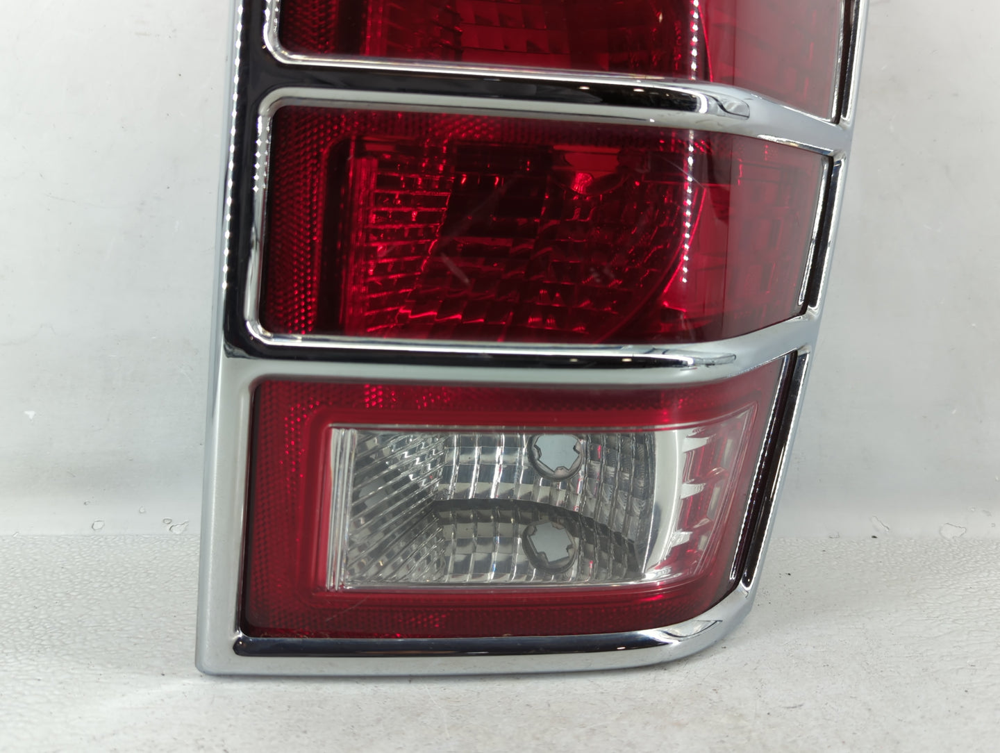 2001-2005 Ford Explorer Tail Light Assembly Passenger Right OEM P/N:400322 55079012AC Fits Fits 2001 2002 2003 2004 2005 OEM