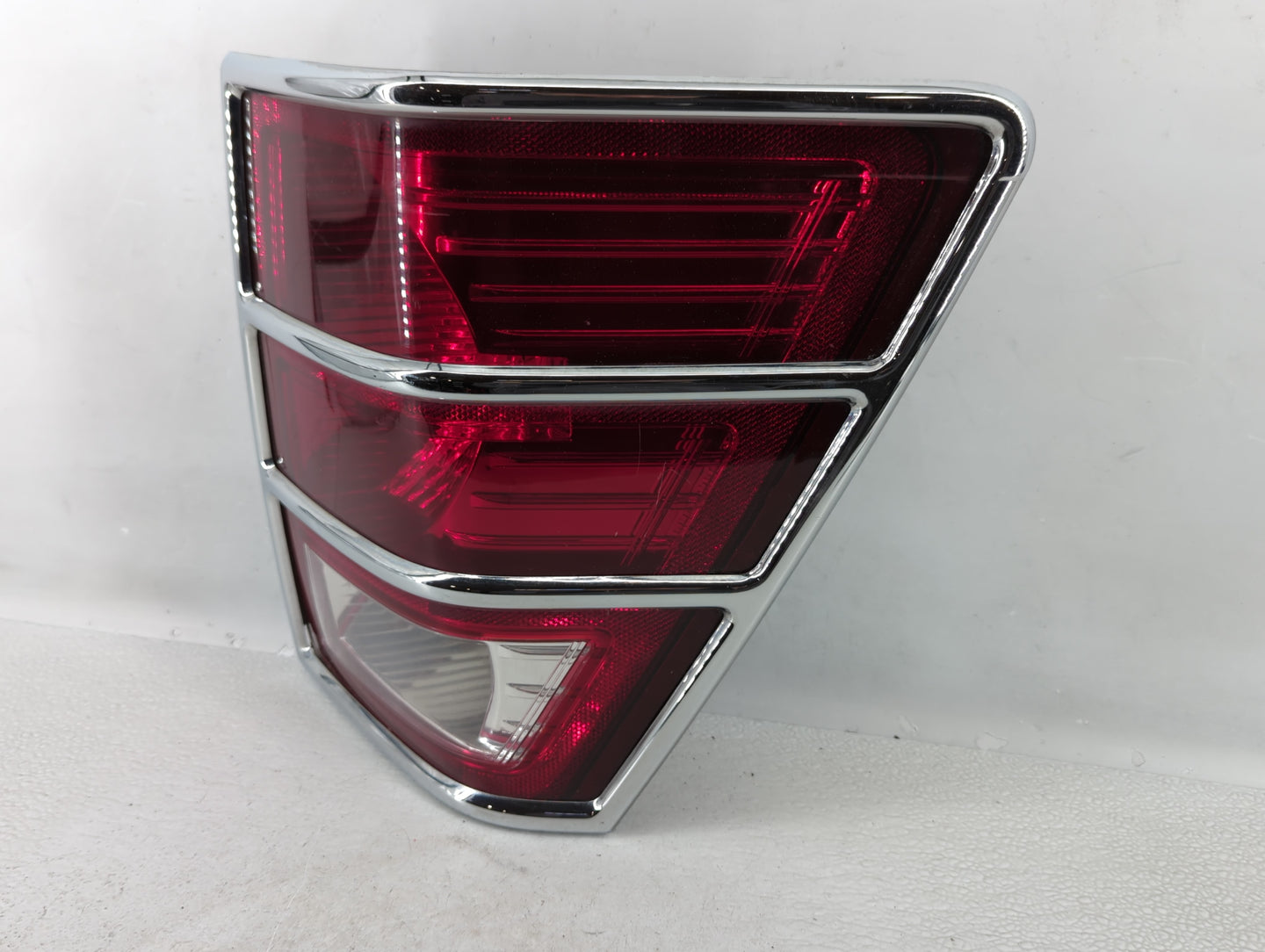 2001-2005 Ford Explorer Tail Light Assembly Passenger Right OEM P/N:400322 55079012AC Fits Fits 2001 2002 2003 2004 2005 OEM