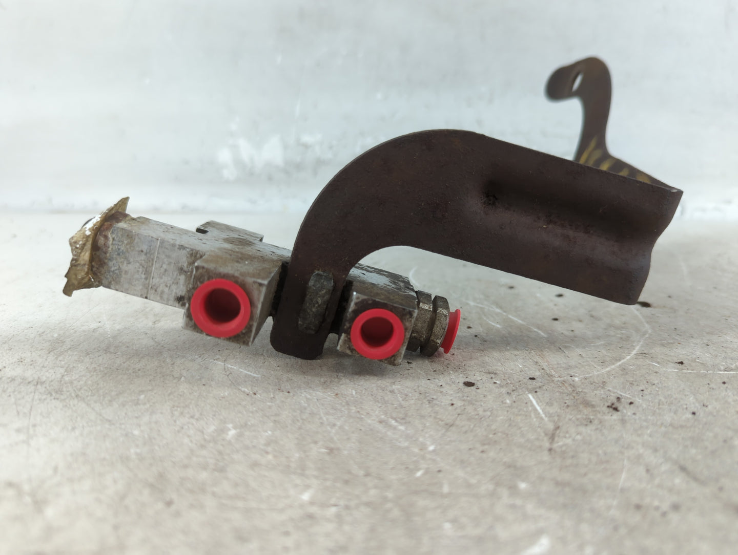 2005 Ford Explorer Brake Proportioning Valve - Oemusedautoparts1.com