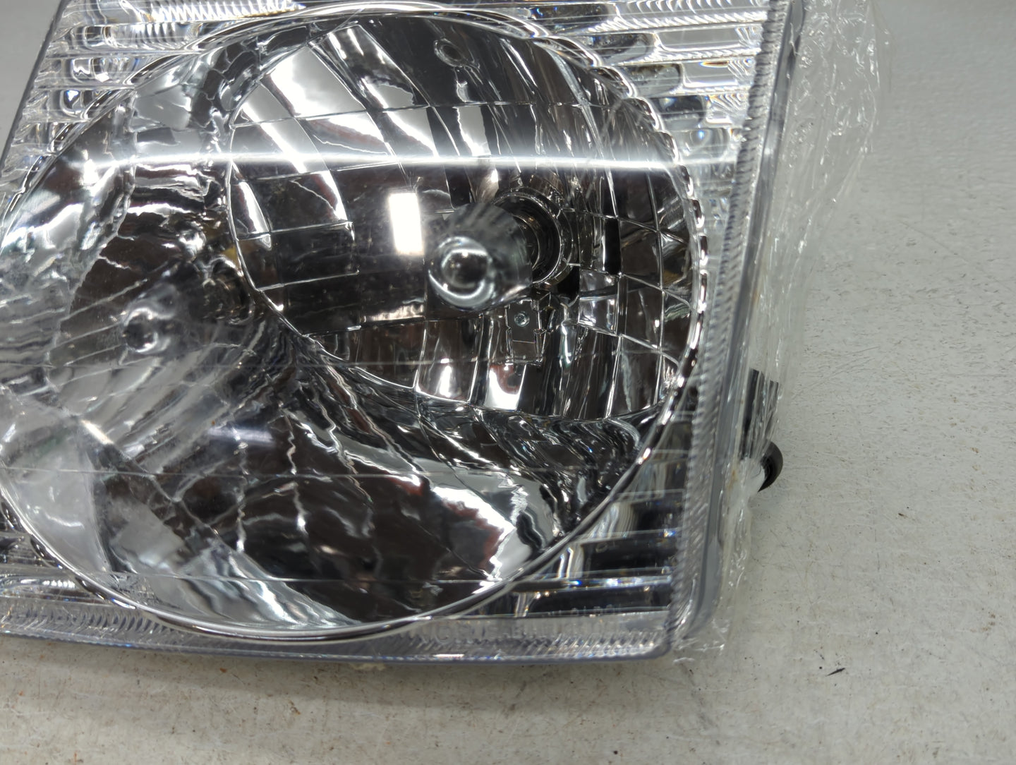 Ford Explorer Driver Left Oem Head Light Headlight Lamp - Oemusedautoparts1.com