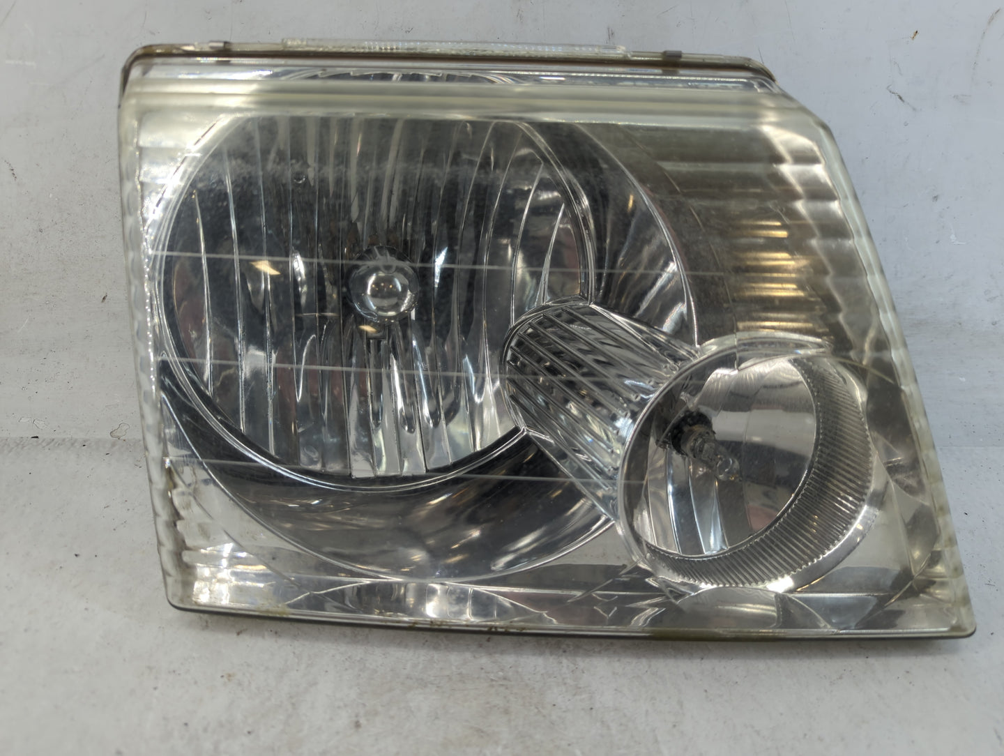 2002-2005 Ford Explorer Passenger Right Oem Head Light Headlight Lamp - Oemusedautoparts1.com