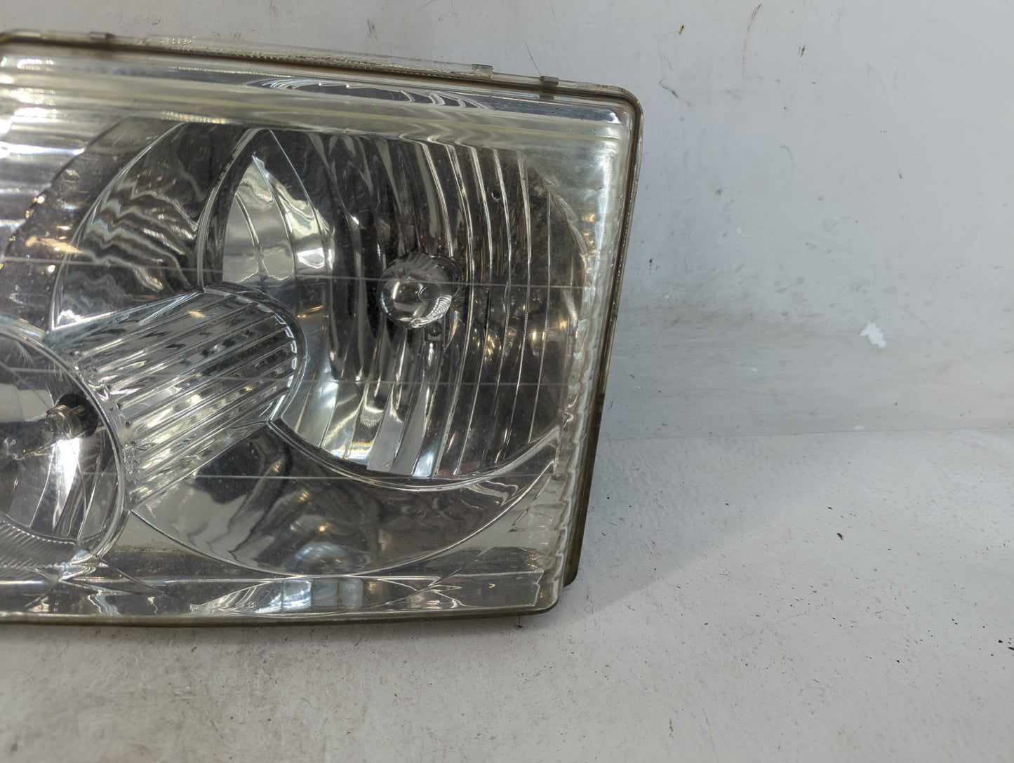 2002-2005 Ford Explorer Driver Left Oem Head Light Headlight Lamp - Oemusedautoparts1.com