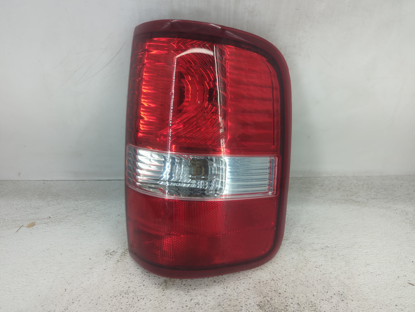 2004-2008 Ford F-150 Tail Light Assembly Passenger Right OEM P/N:6L3Z-13404-BA 8L34-13404-AA Fits Fits 2004 2005 2006 2007 2