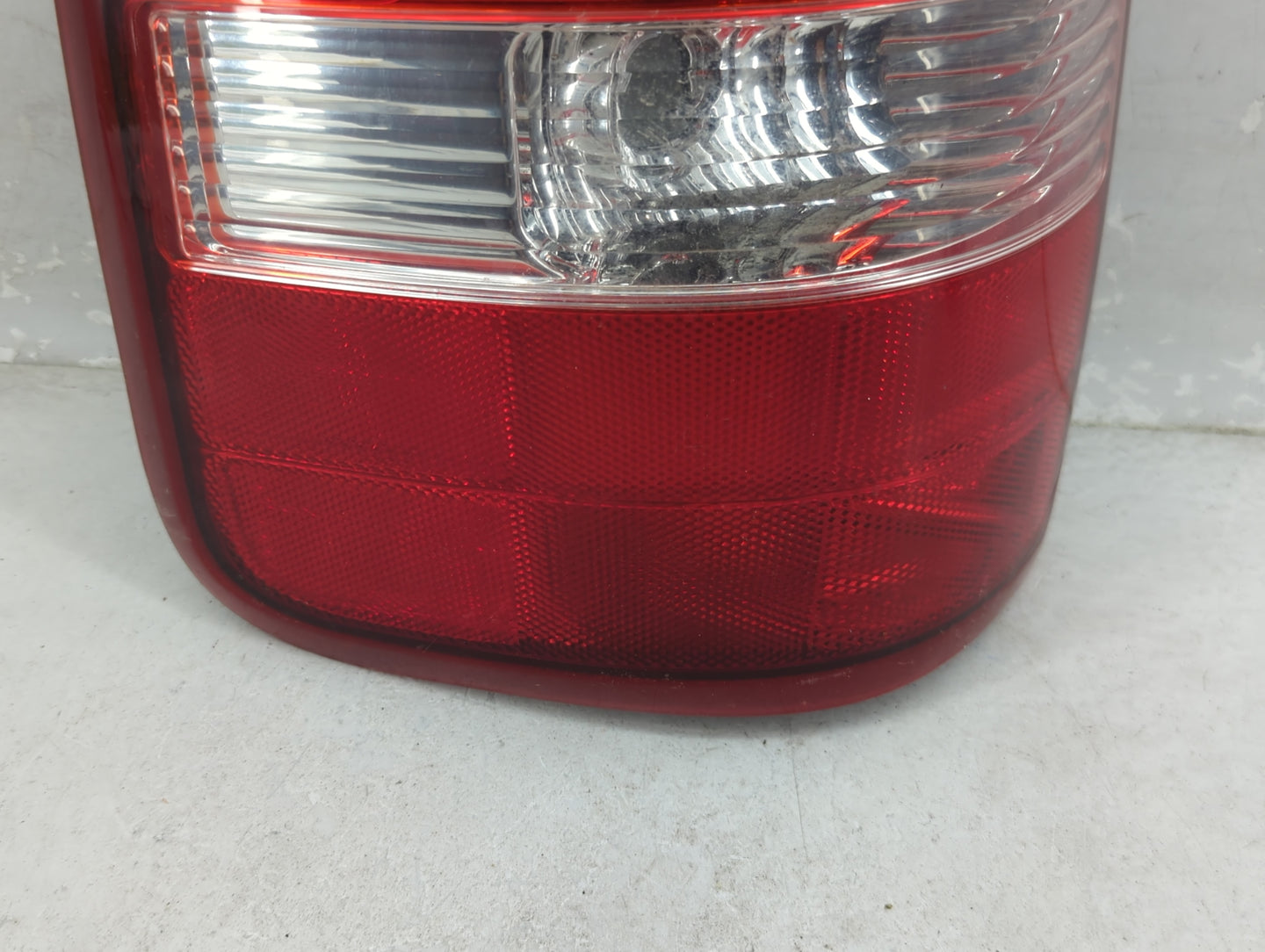 2004-2008 Ford F-150 Tail Light Assembly Driver Left OEM P/N:4L34-13B505-C 4L34-13B505-A Fits Fits 2004 2005 2006 2007 2008 
