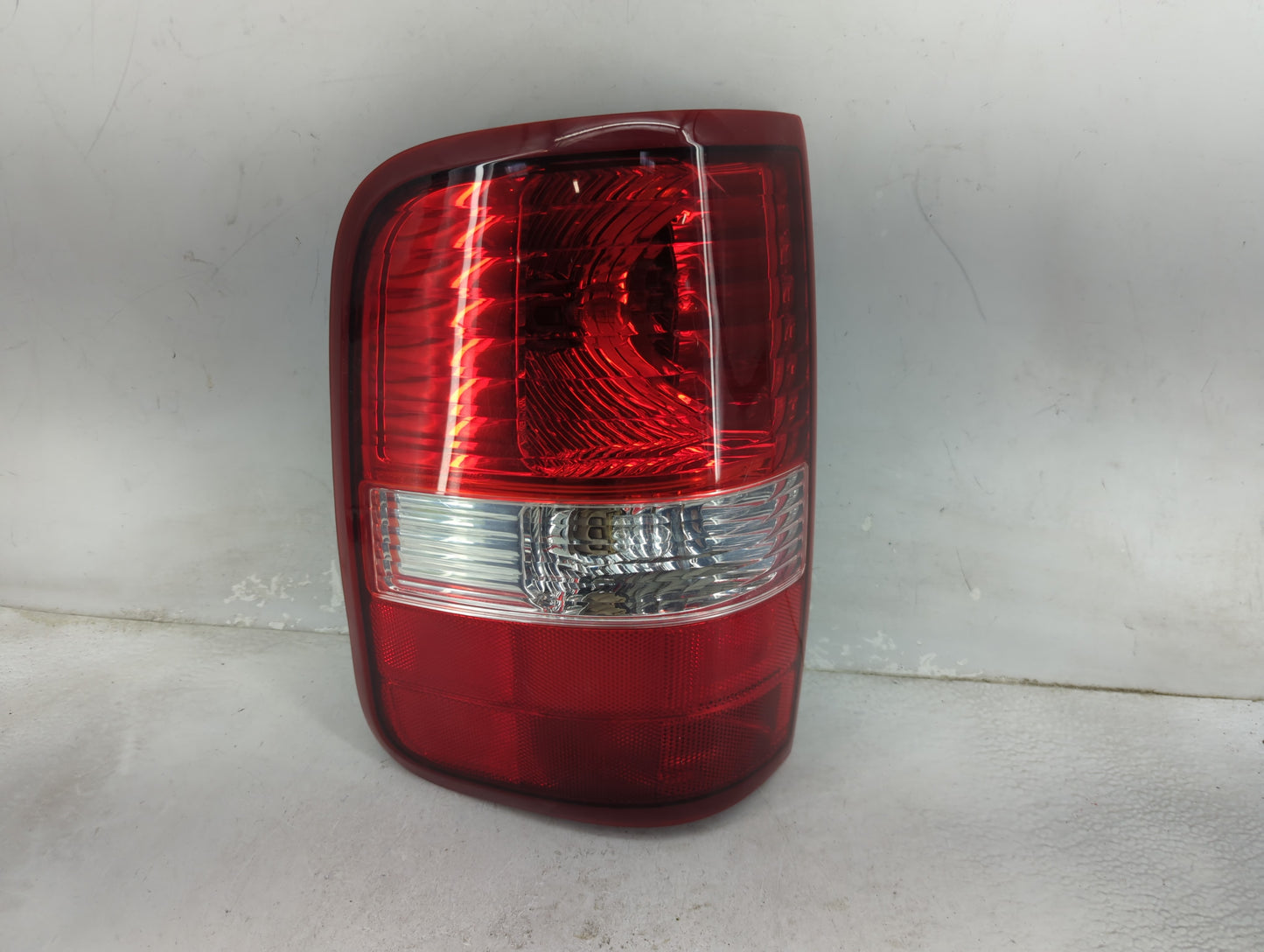 2004-2008 Ford F-150 Tail Light Assembly Driver Left OEM P/N:BL05RA11015 P-221 Fits Fits 2004 2005 2006 2007 2008 OEM Used A