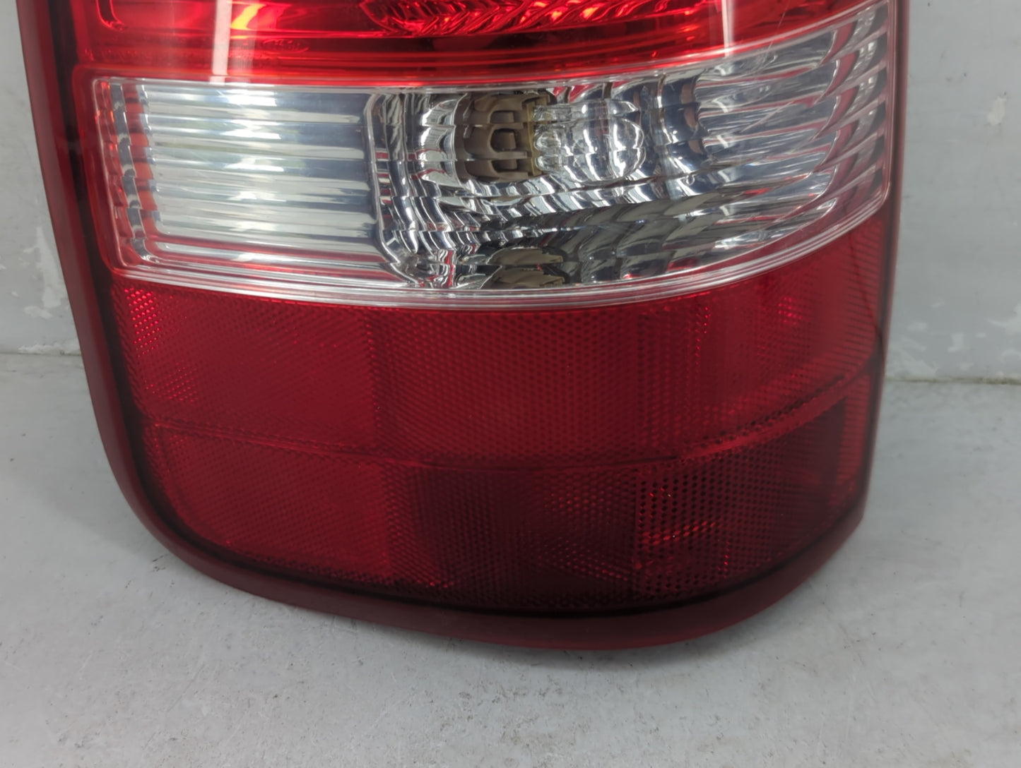2004-2008 Ford F-150 Tail Light Assembly Driver Left OEM P/N:BL05RA11015 P-221 Fits Fits 2004 2005 2006 2007 2008 OEM Used A