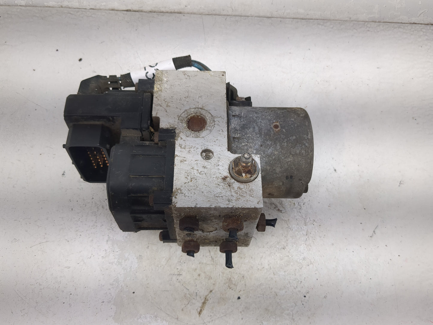 2005 Ford F-150 ABS Pump Control Module Replacement P/N:686 388 00640 2 Fits OEM Used Auto Parts - Oemusedautoparts1.com