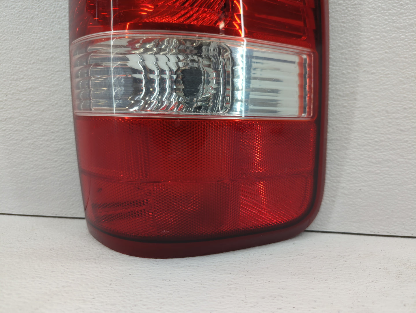 2004-2008 Ford F-150 Tail Light Assembly Passenger Right OEM P/N:5L34-13B504-C 6L34-13B504-A Fits Fits 2004 2005 2006 2007 2