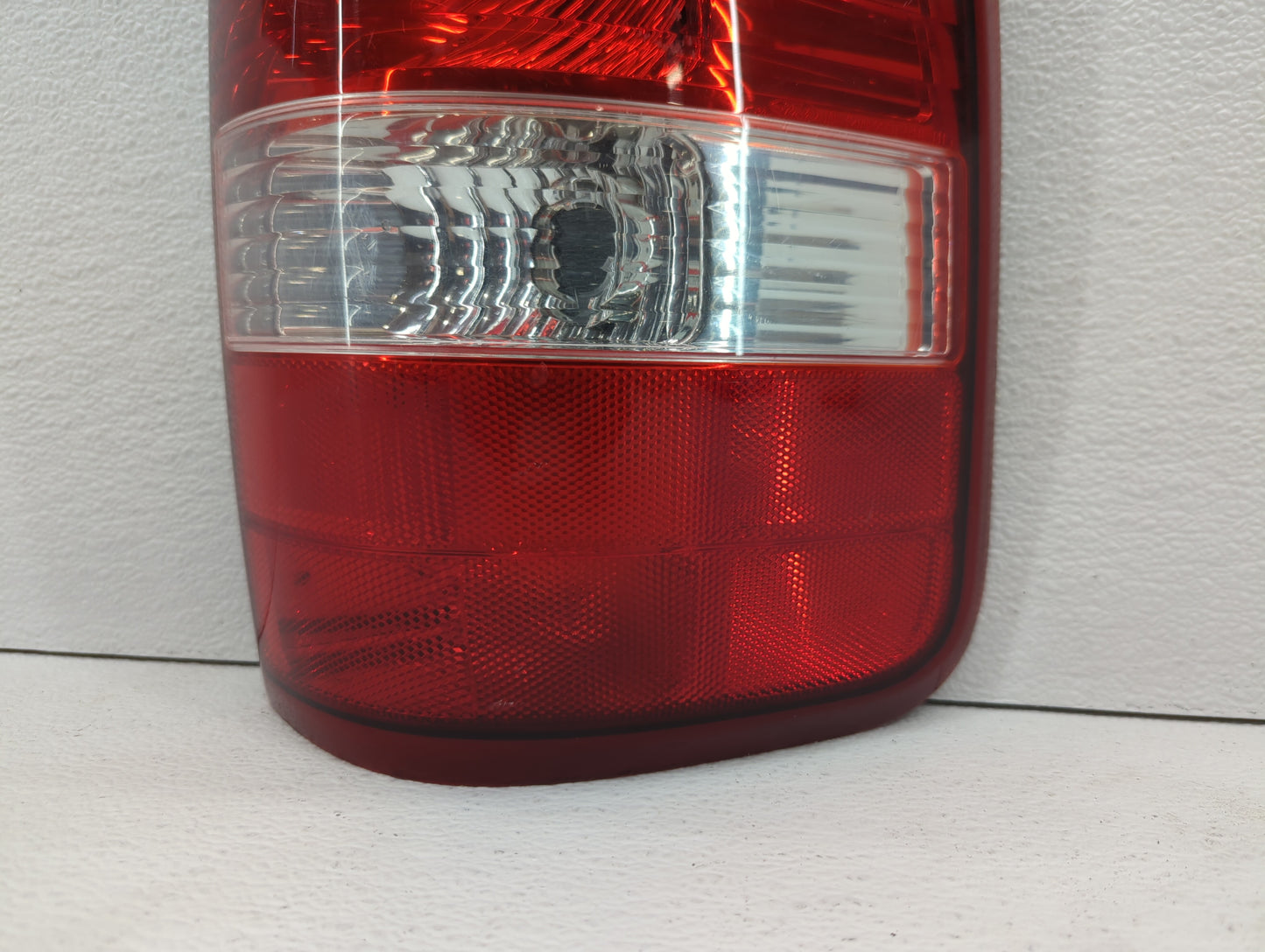 2004-2008 Ford F-150 Tail Light Assembly Passenger Right OEM P/N:5L34-13B504-C 6L34-13B504-A Fits Fits 2004 2005 2006 2007 2