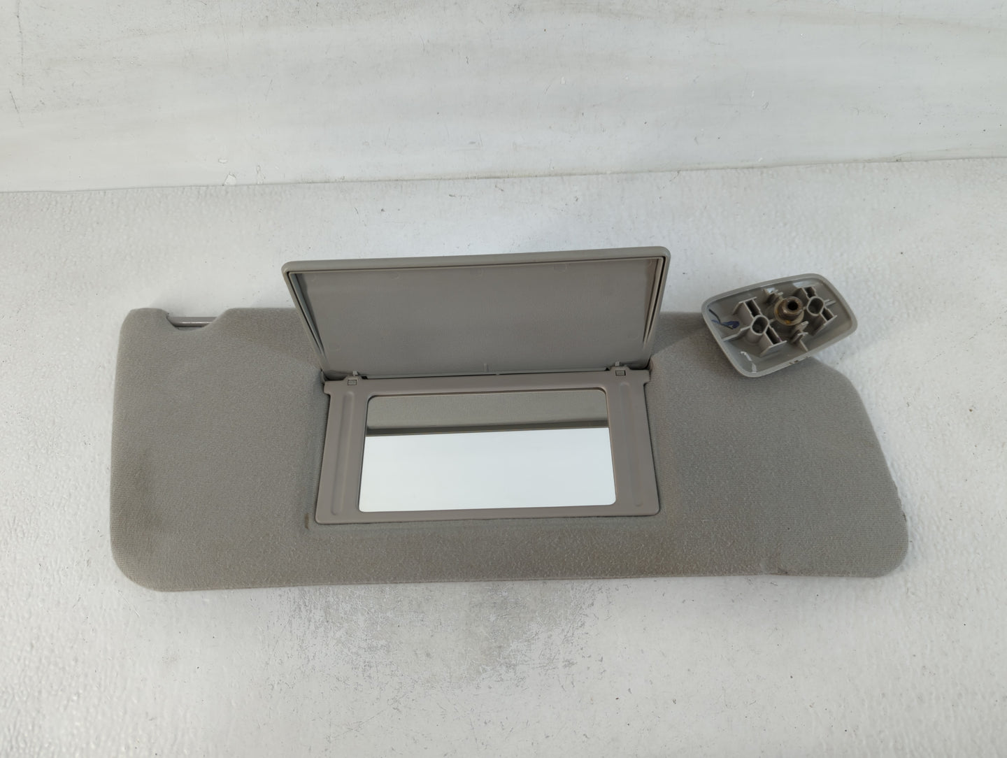 2004-2008 Ford F-150 Sun Visor Shade Replacement Passenger Right Mirror Fits Fits 2004 2005 2006 2007 2008 OEM Used Auto Par