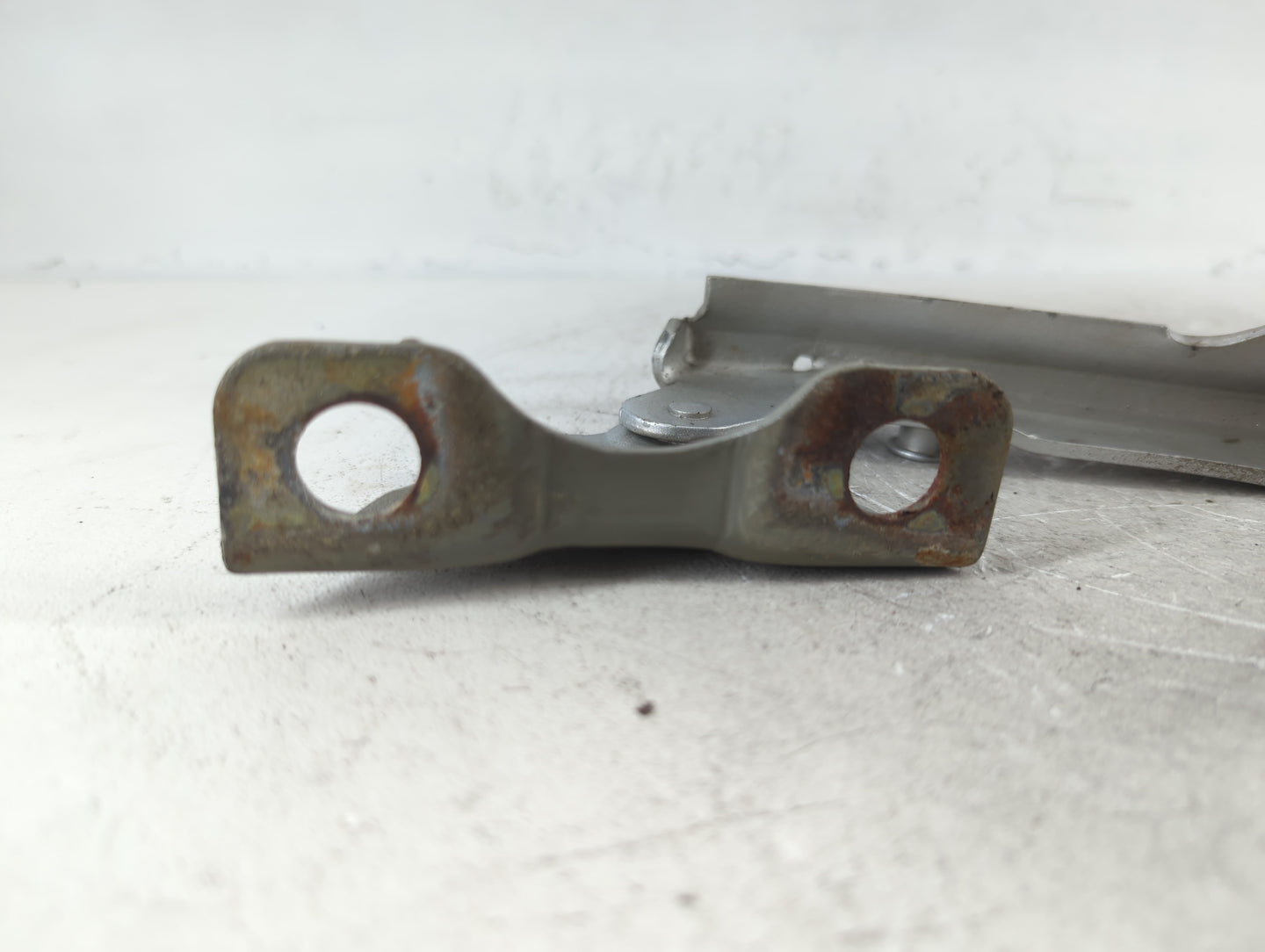 2005 Ford F-250 Super Duty Driver Left Hood Hinge - Oemusedautoparts1.com