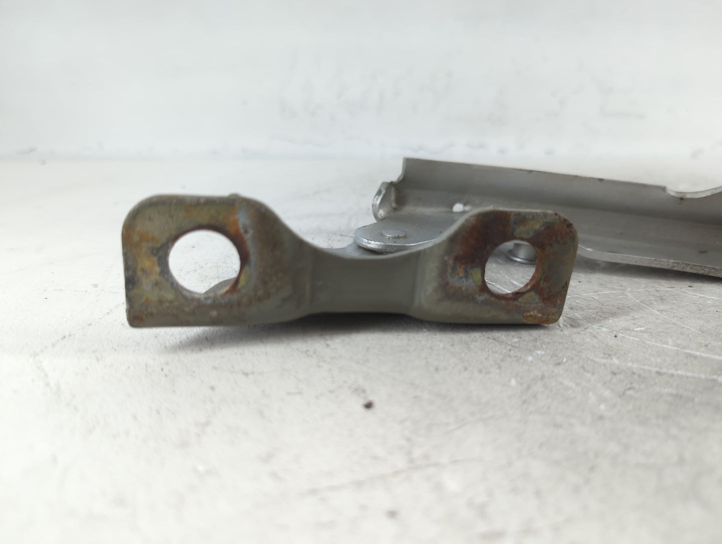 2005 Ford F-250 Super Duty Driver Left Hood Hinge - Oemusedautoparts1.com