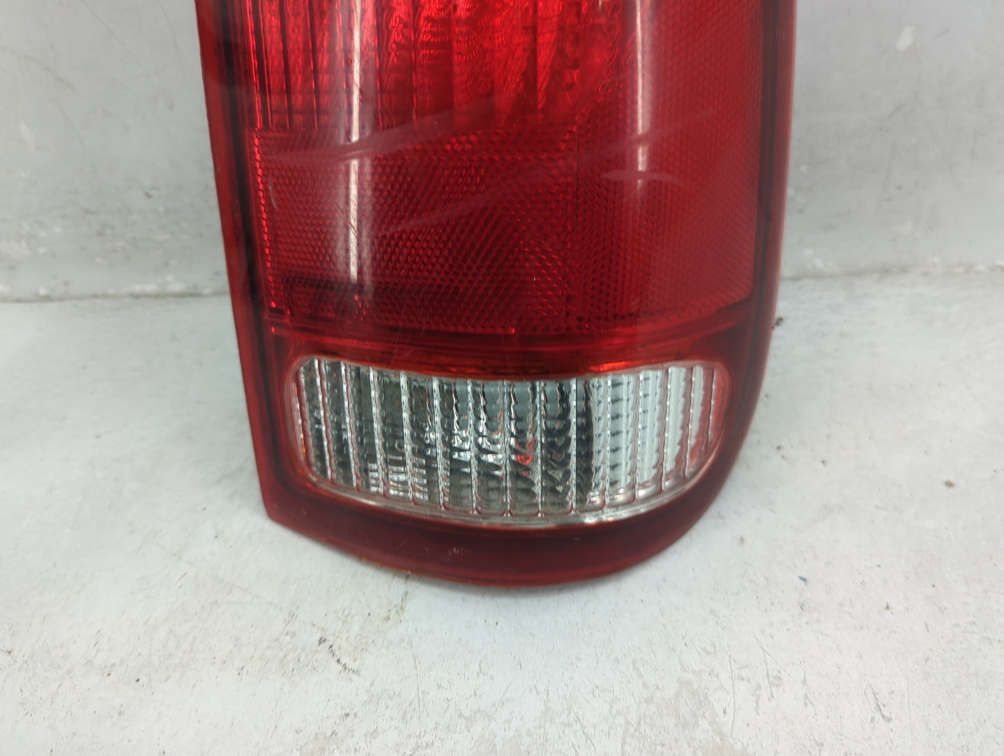 1999-2007 Ford F-250 Super Duty Tail Light Assembly Passenger Right OEM Fits OEM Used Auto Parts - Oemusedautoparts1.com