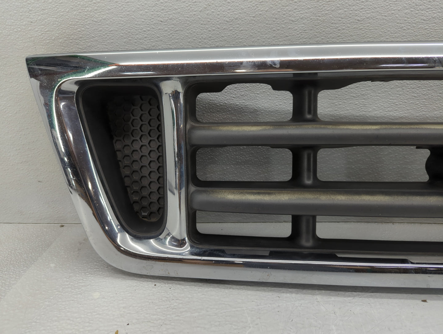 Ford F-350 Front Grille Bumper Not Included - Oemusedautoparts1.com