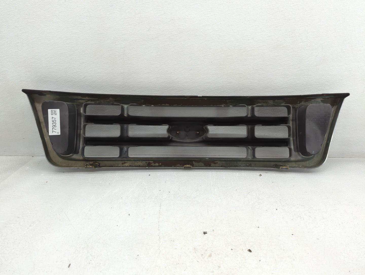 Ford F-350 Front Grille Bumper Not Included - Oemusedautoparts1.com