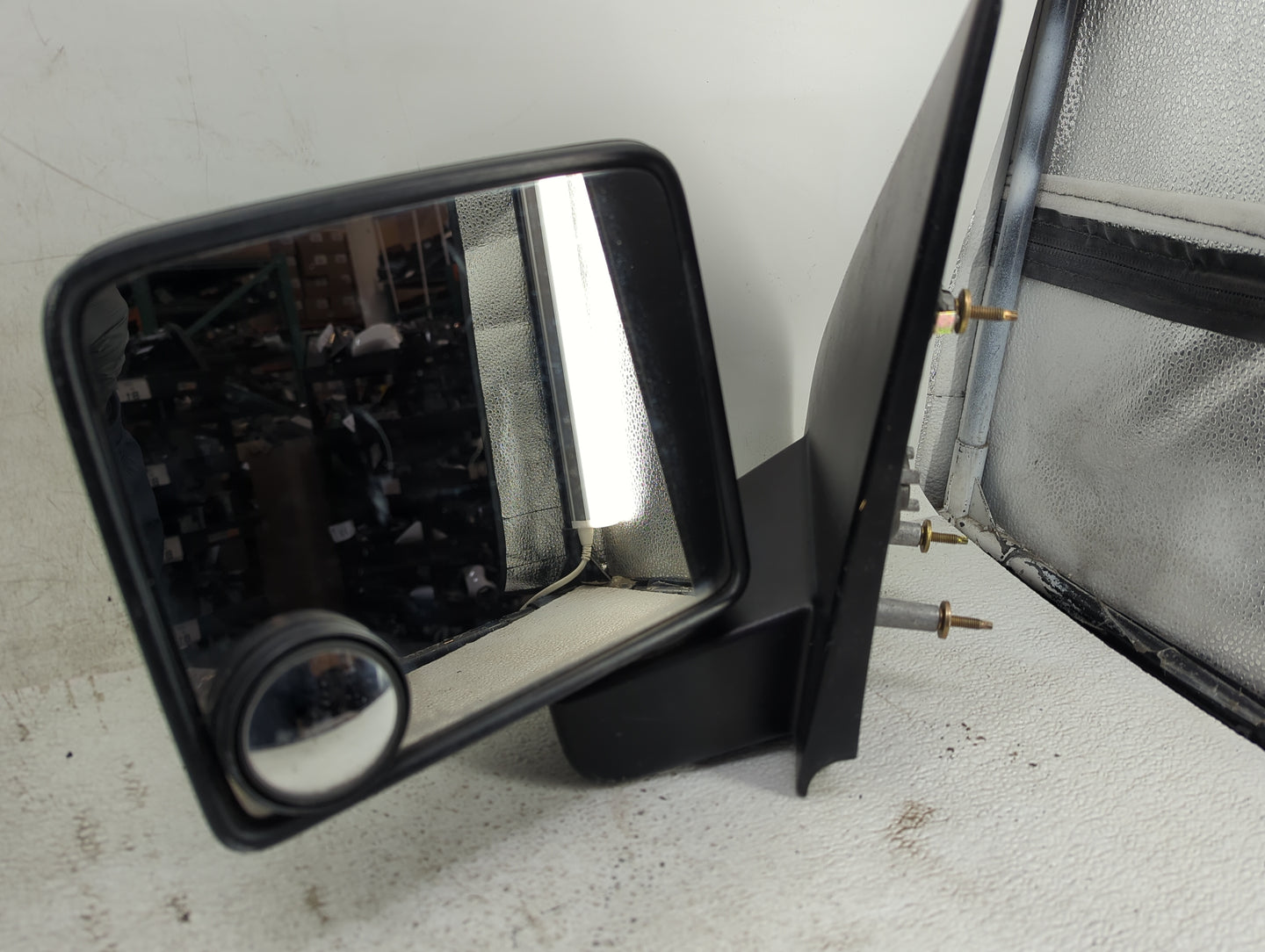 2005 Ford F150 Driver Side View Mirror - Left Door Mirror OEM Used - Oemusedautoparts1.com