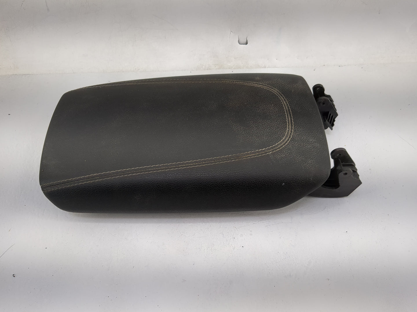 2005 Ford F250sd Center Console Armrest Cover Lid Fits OEM Used Auto Parts - Oemusedautoparts1.com